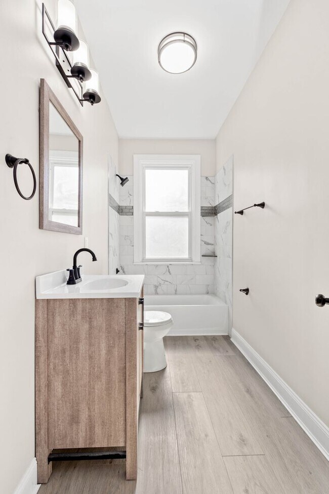 Building Photo - Stunning 2 bedroom home in North Side available Feb 1!