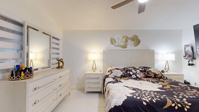 Building Photo - 8141 Golf Club Ct