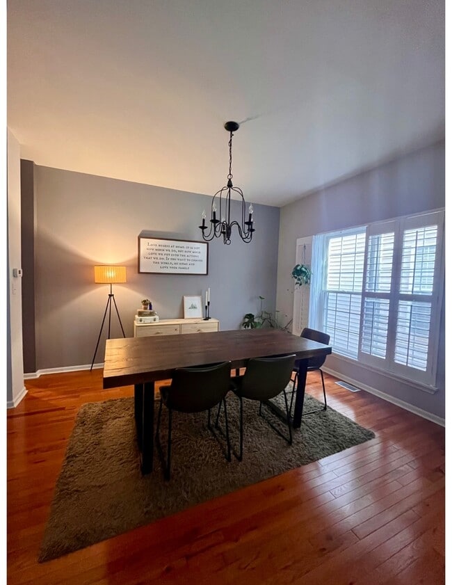 Building Photo - 0N425 Ford Dr