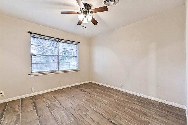 Building Photo - 6425 N Ridgecrest Dr