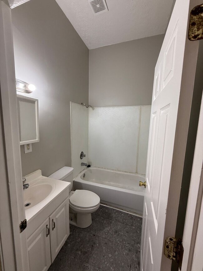 Building Photo - 3-BED 1-BATH SINGLE FAMILY HOME