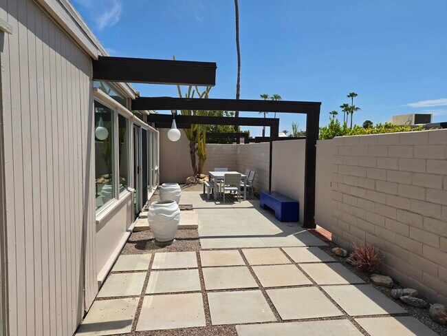 Building Photo - 735 E Louise Dr