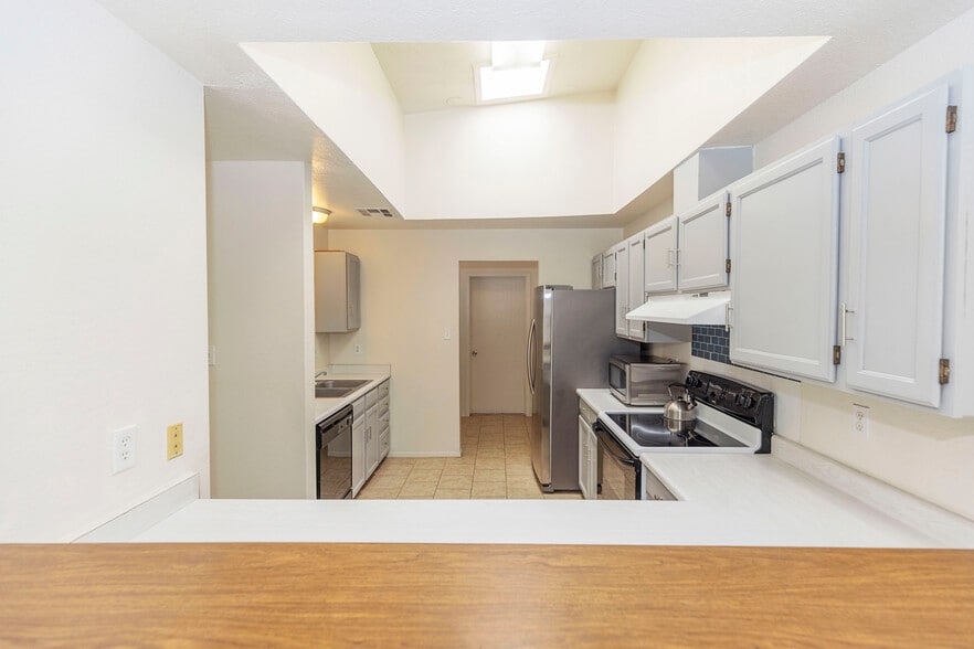 Building Photo - 3030 Hillrise Dr