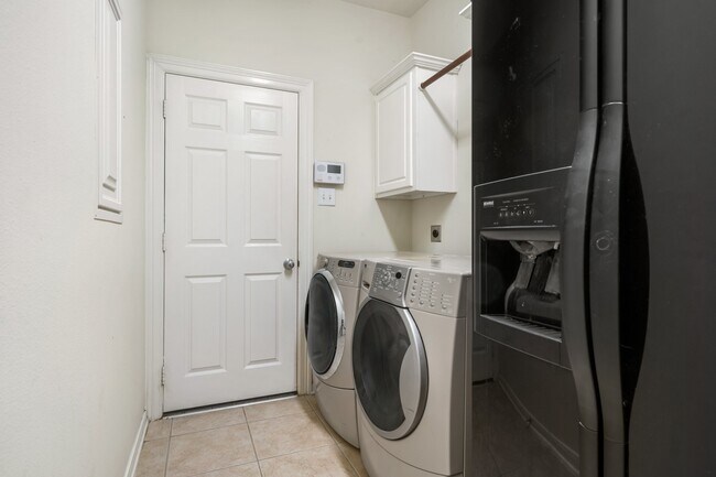 Building Photo - 24915 Pikecrest Dr