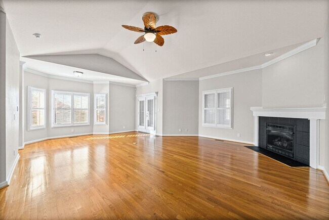 Building Photo - 3 Bedroom 2 Bath Pet Friendly Home For Rent with Community Pool Access!