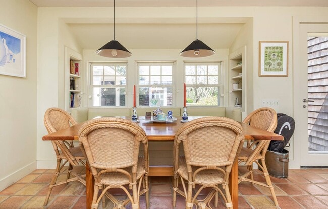 Building Photo - 27 Horseshoe Dr N