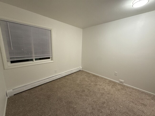 Building Photo - Lower 2-Bedroom | Heat Included & Fully Renovated