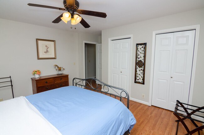 Building Photo - Stunning remodeled home in Franklin with a garage