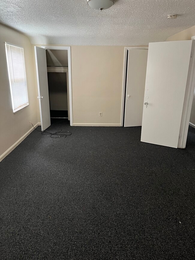 Building Photo - 15205 Maplewood Ave