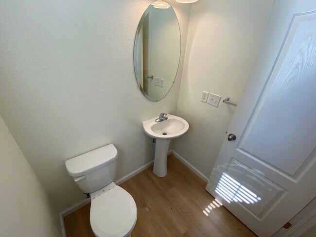 Building Photo - 3 Bed, 2½ Bath Two Story Condo in Natomas' Hampton Village