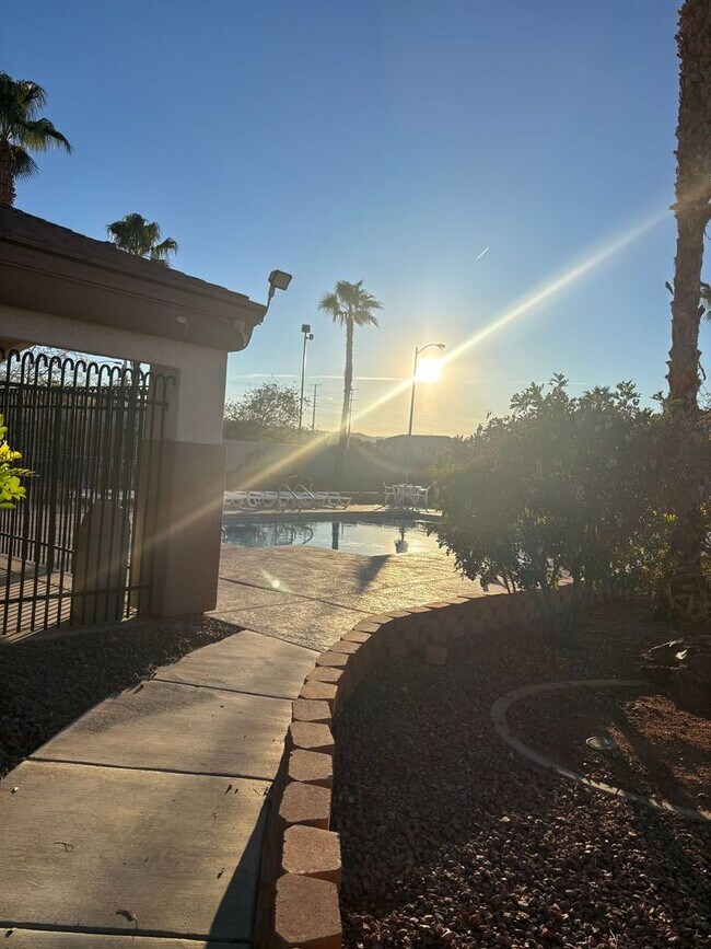 Building Photo - *GREAT TOWNHOME IN GATED "SILVERADO RANCH COMMUNITY!!"