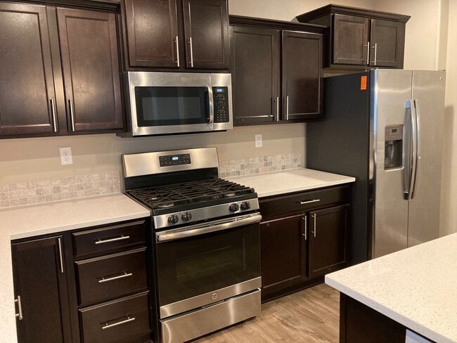 Building Photo - Newer Home In North Albany! Nealy 2500 sq ...