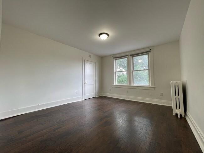 2nd floor east bedroom, looking from doorway - 5859 Nicholson St