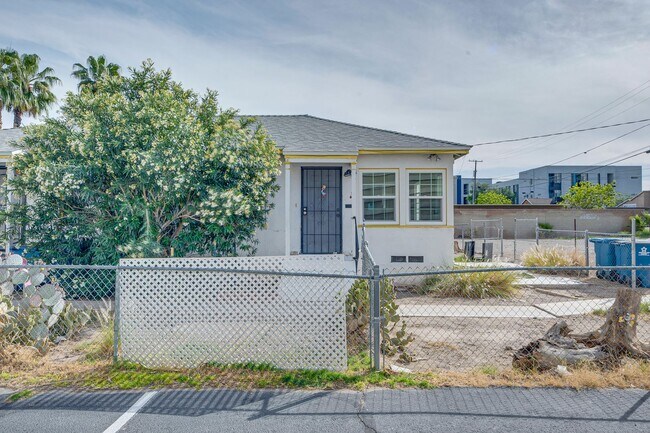 Building Photo - Charming & Convenient Living in the Heart of Downtown Las Vegas