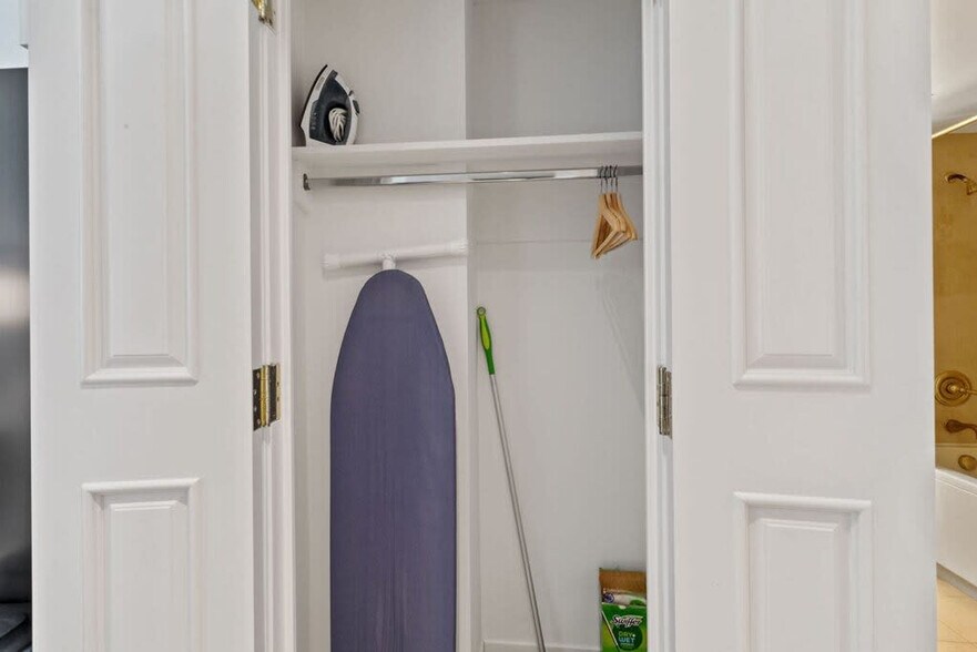 Building Photo - 810 Pacific Ave