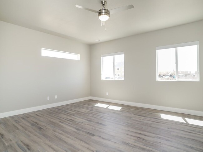 Building Photo - Beautiful 3 Bed 2.5 Bath Townhome in West ...