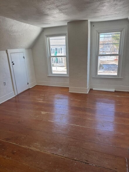 Building Photo - 967 Bedford St