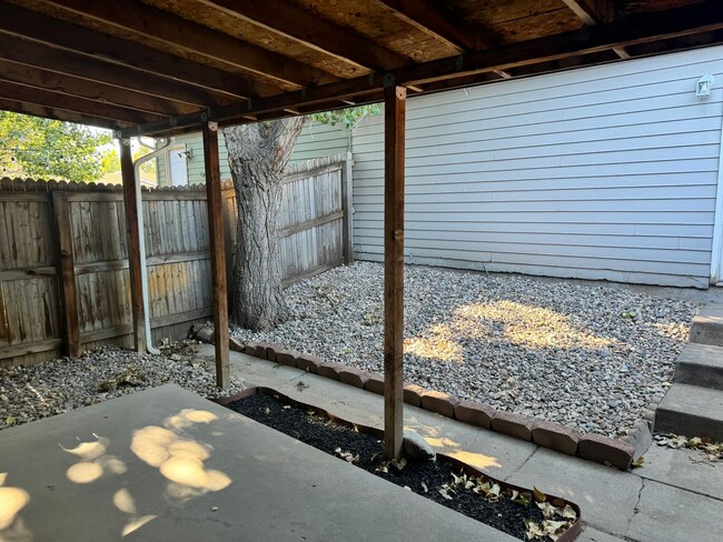 Building Photo - Refurbished Townhome