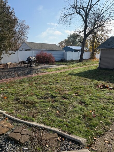 Building Photo - 9518 E Broadway Ave