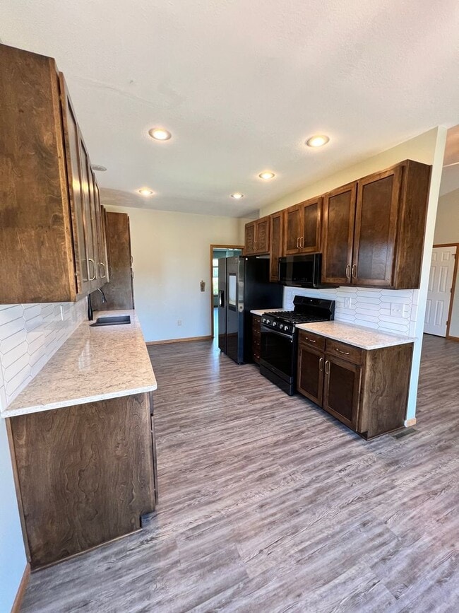 Building Photo - Your Next Home Awaits – Spacious, Updated & Move-In Ready!