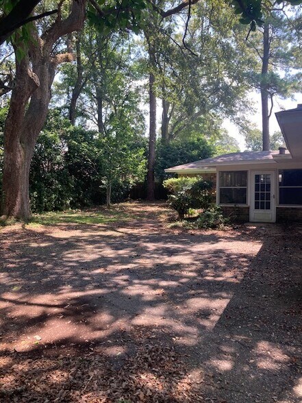 Building Photo - 151 Country Club Dr