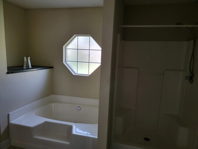 Building Photo - 614 Territory Ln