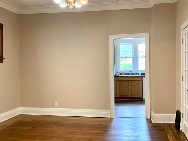 Building Photo - Large 4 bedroom student housing