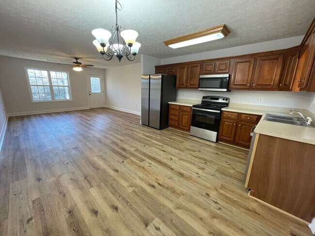 Building Photo - Updated 3/2 House in Silver Creek- $1,495