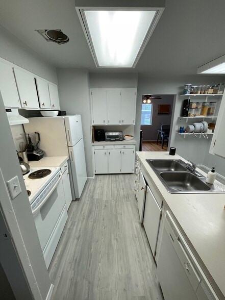 Kitchen 3 - 3011 N Stout Rd