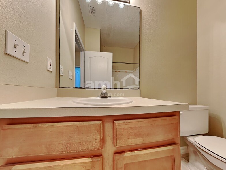 Building Photo - 4470 Waterside Pointe Cir