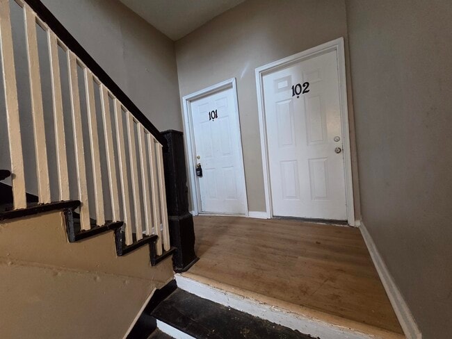 Building Photo - 993 Oakview St