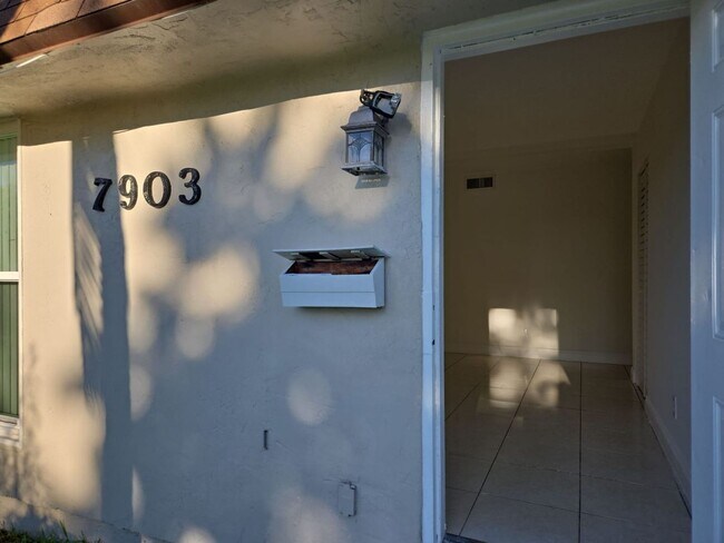 Building Photo - LABOR DAY SPECIAL Great Renovated 3/1 |  Q...