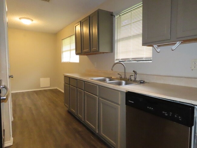 Building Photo - Winona ISD: 3 Bedroom, 2 Bath Home in a Co...