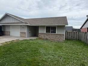 Building Photo - Large 2 Bedroom with Fenced Yard!