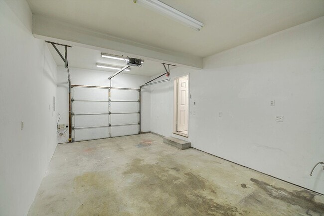 Building Photo - 3Bd/2.5Ba Lynnwood Duplex