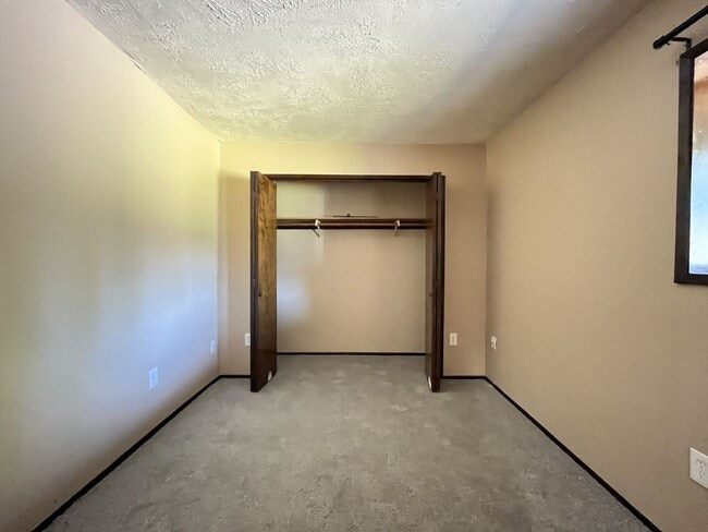 Building Photo - LOM2437