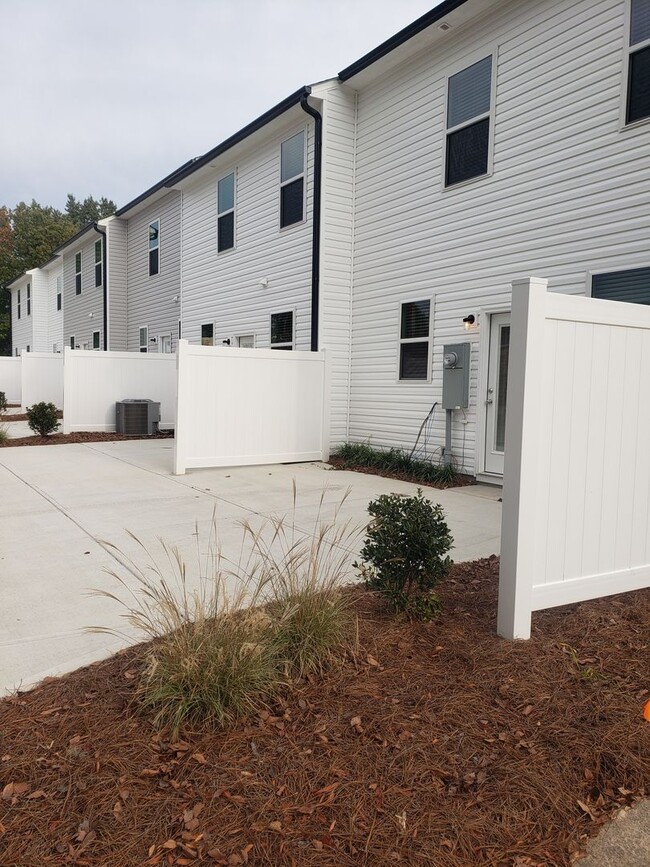 Building Photo - NEW 3 Bedroom Townhome Minutes from Downto...