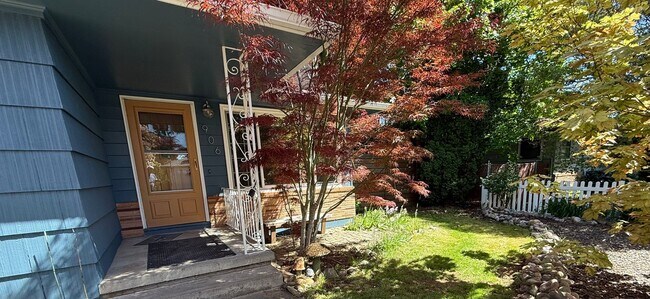 Building Photo - Well-cared-for home with strong curb appeal and quality updates in Southeast Portland.