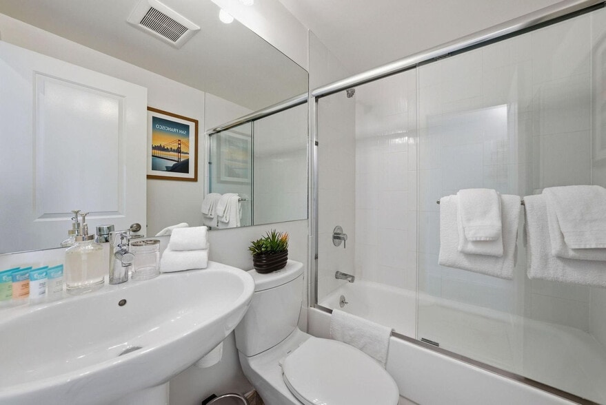 Building Photo - 899 Pine St