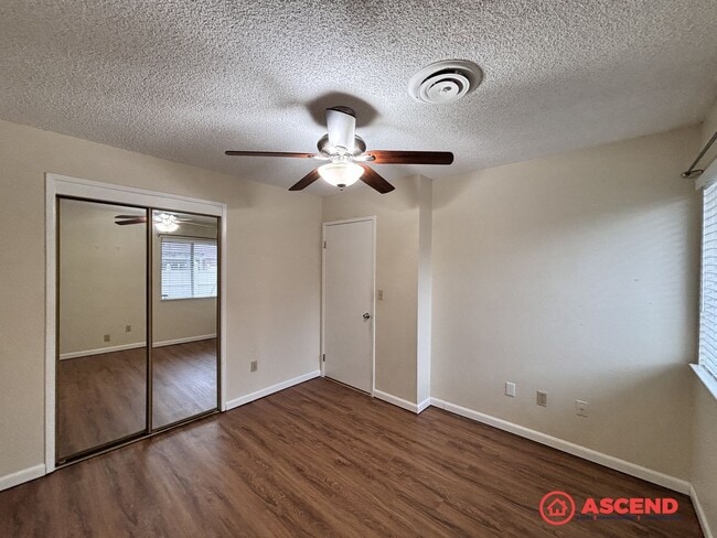 Building Photo - Cute 2 Bedroom Off Stockdale Hwy and California Ave!