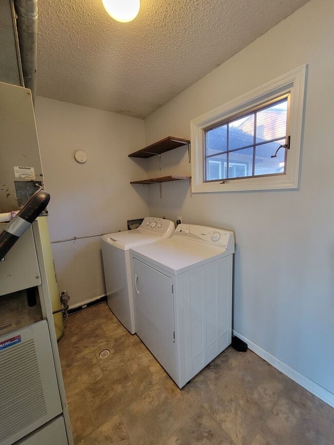 Building Photo - 3 Bd - 2 Ba near Hessel Park