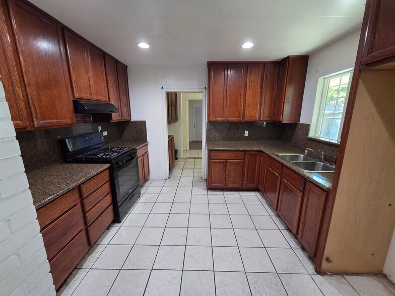 Building Photo - 742 Bourn Dr