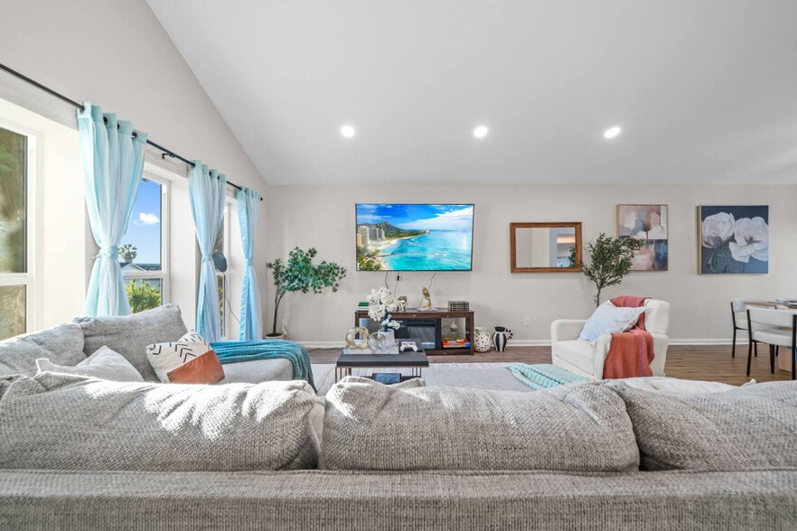 Building Photo - 13737 Via Tres Vistas