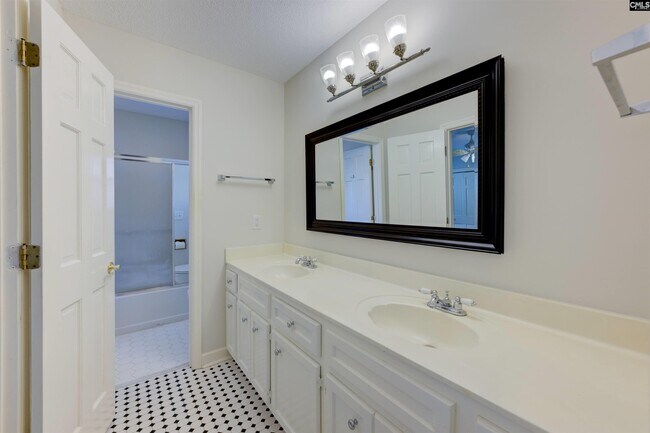 Building Photo - 112 Woodlands W