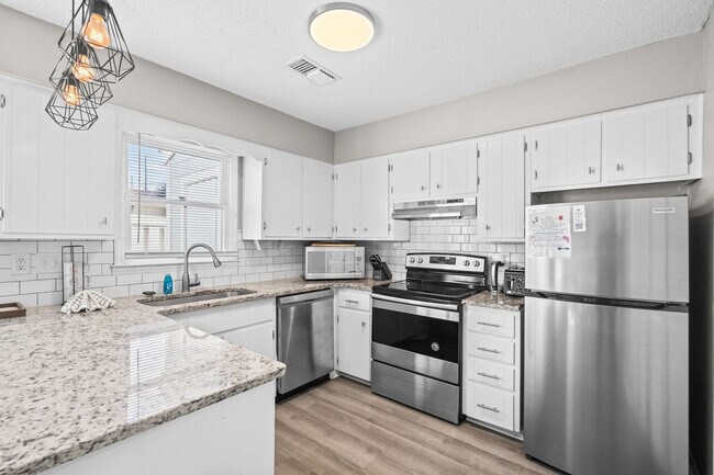 Building Photo - 405 13th Ave S