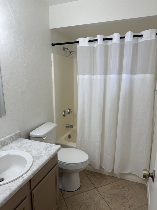 Building Photo - Centrally Located Home with Newer Energy E...