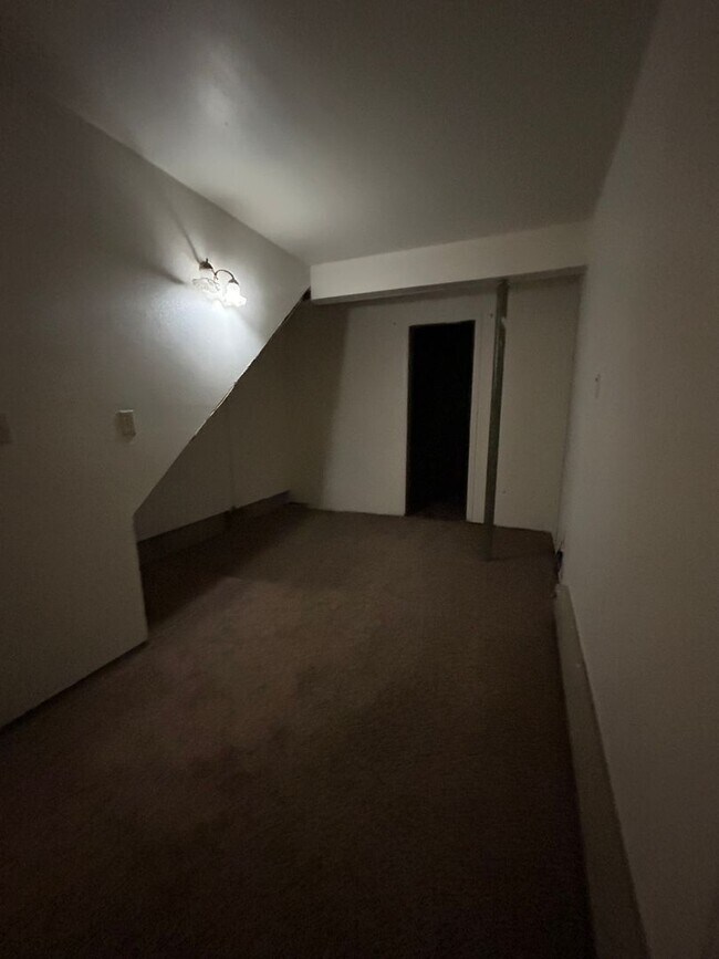 Building Photo - 1 Bedroom 1 Bathroom Townhome