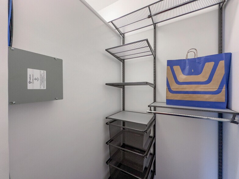 Building Photo - 1940 W Berenice Ave