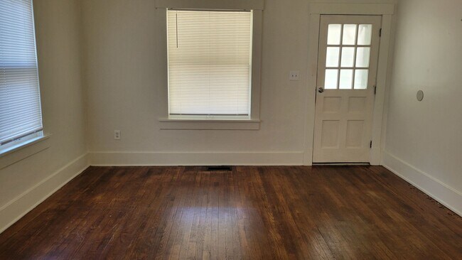 Building Photo - PRE-LEASING!! AVAILABLE JUNE 10TH! 3 Bedroom/1 Bathroom House