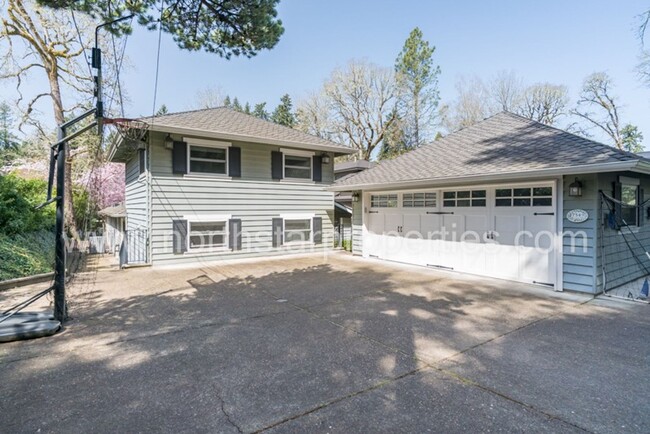 Building Photo - Renovated 1941 Lakefront Classic